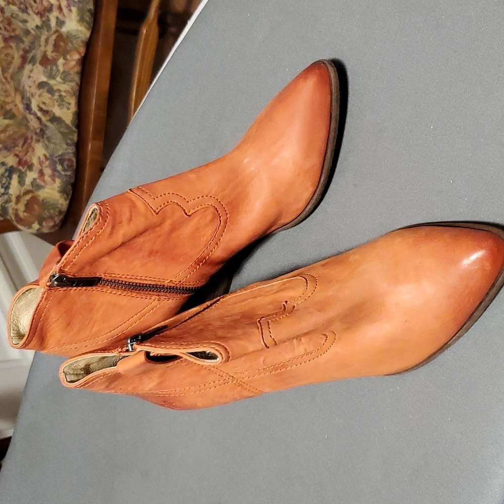 NW/OT FRYE 9M BURNT ORANGE LEATHER ZIP BOOTIES